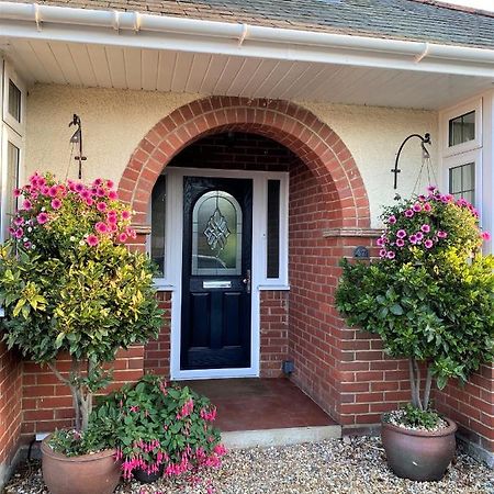 En-Suite Nook Near Forest & Sea, Super Value With Fridge, Microwave And Tv Lymington Exterior photo