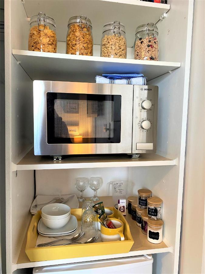 En-Suite Nook Near Forest & Sea, Super Value With Fridge, Microwave And Tv Lymington Exterior photo